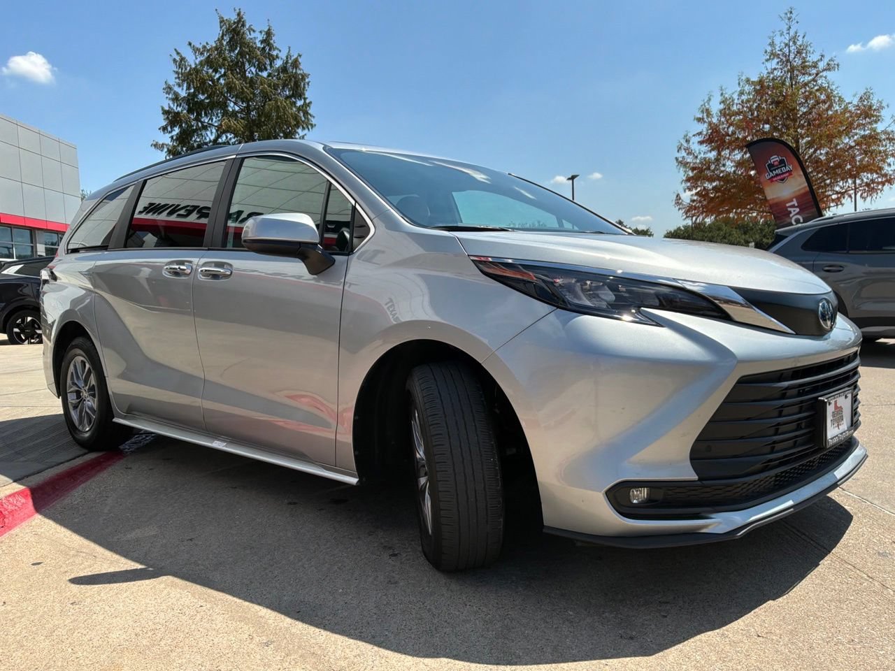 Used 2025 Toyota Sienna XLE FWD image 4