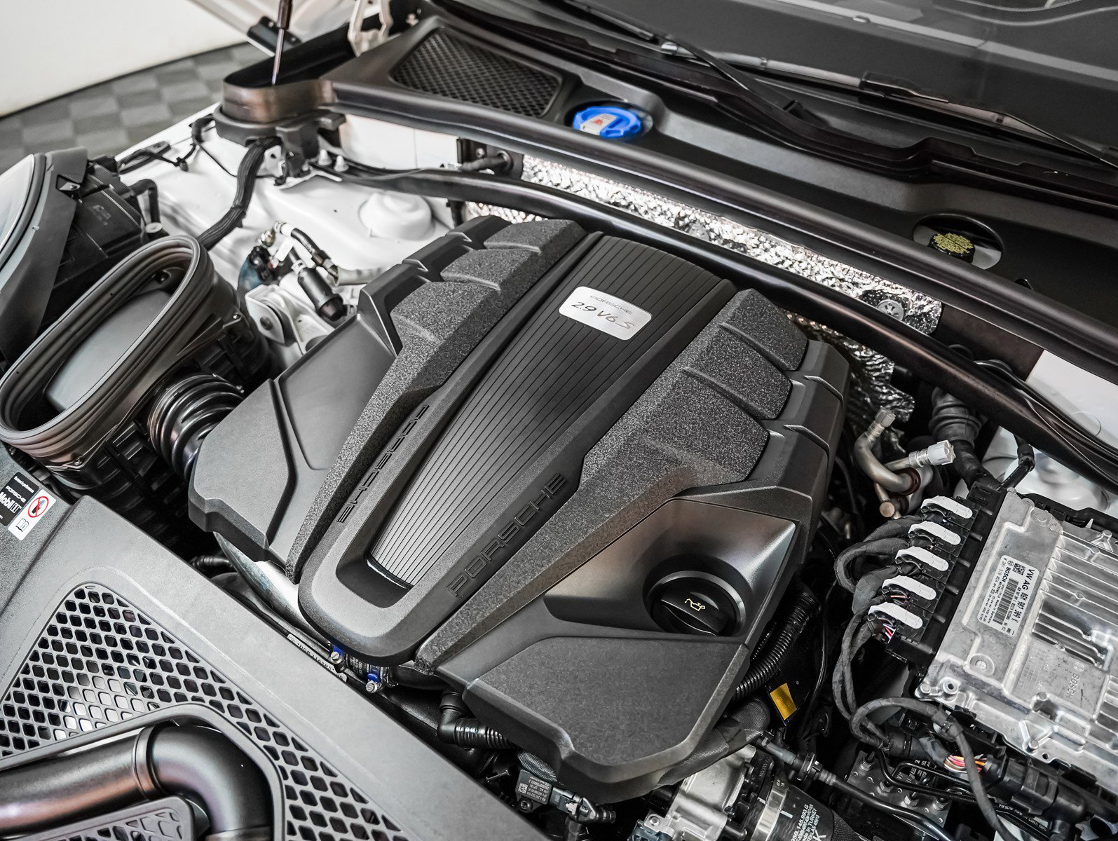 Certified 2025 Porsche Macan S image 12