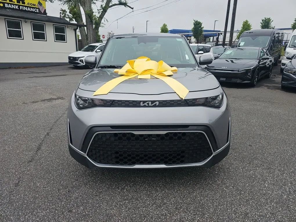 Used 2025 Kia Soul LX w/ LX Technology Package FWD image 11