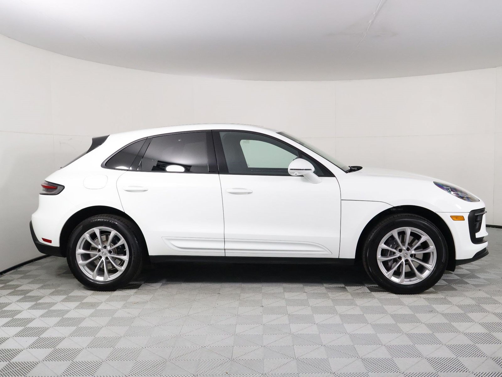 Certified 2026 Porsche Macan AWD/4WD image 8