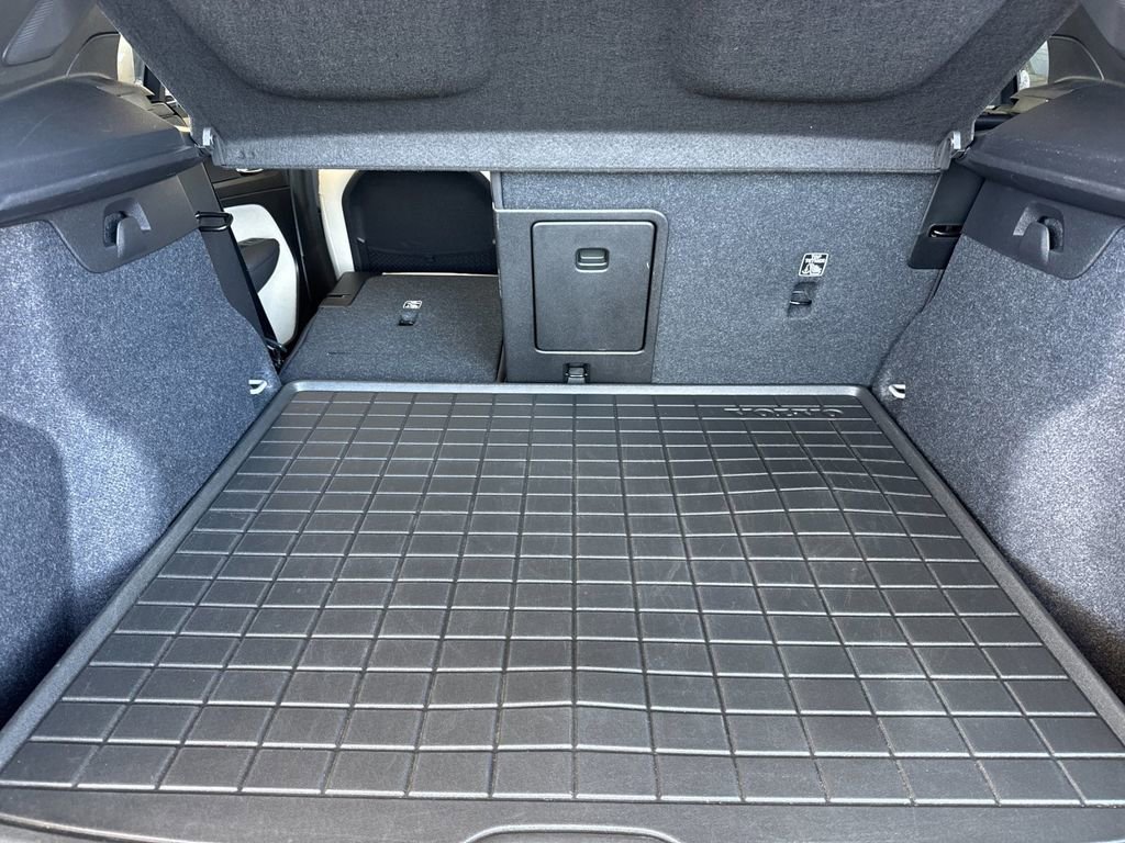 Certified 2024 Volvo XC40 B5 Plus image 14