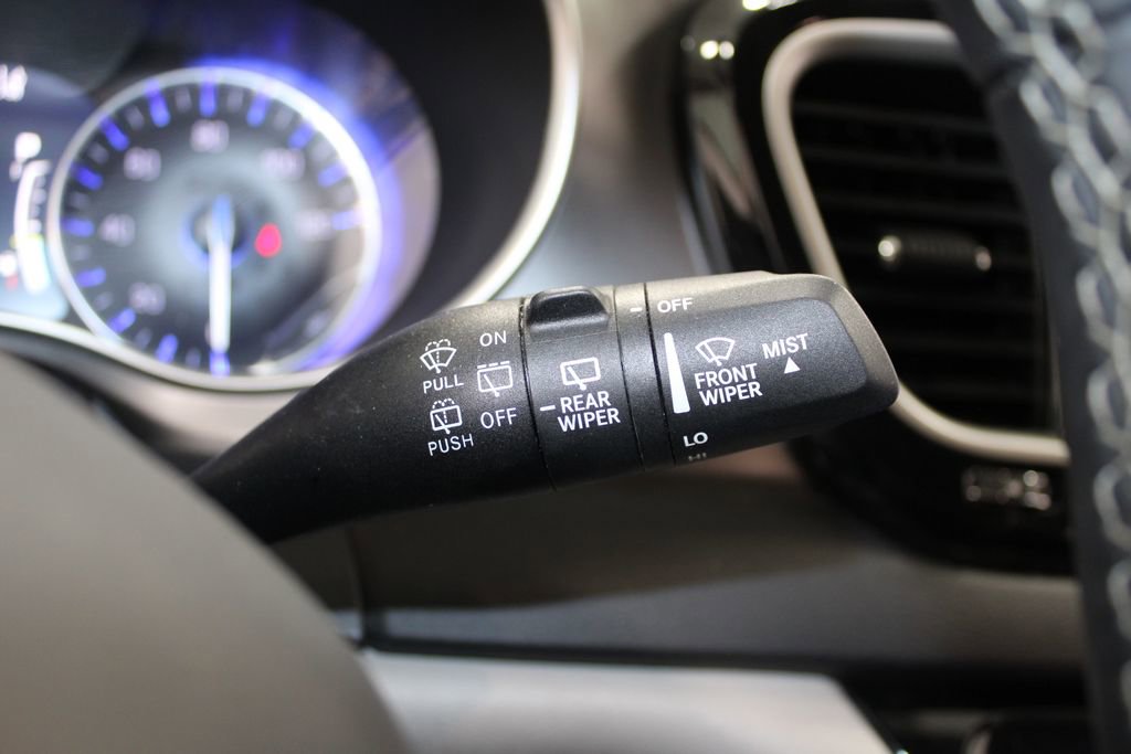 Used 2024 Chrysler Pacifica Touring-L image 18