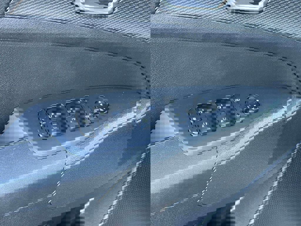 Used 2023 Kia Sportage LX image 17