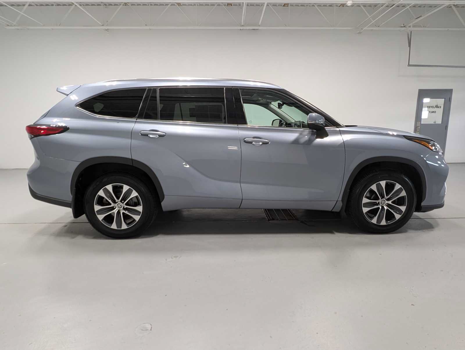 Used 2021 Toyota Highlander XLE AWD/4WD image 4
