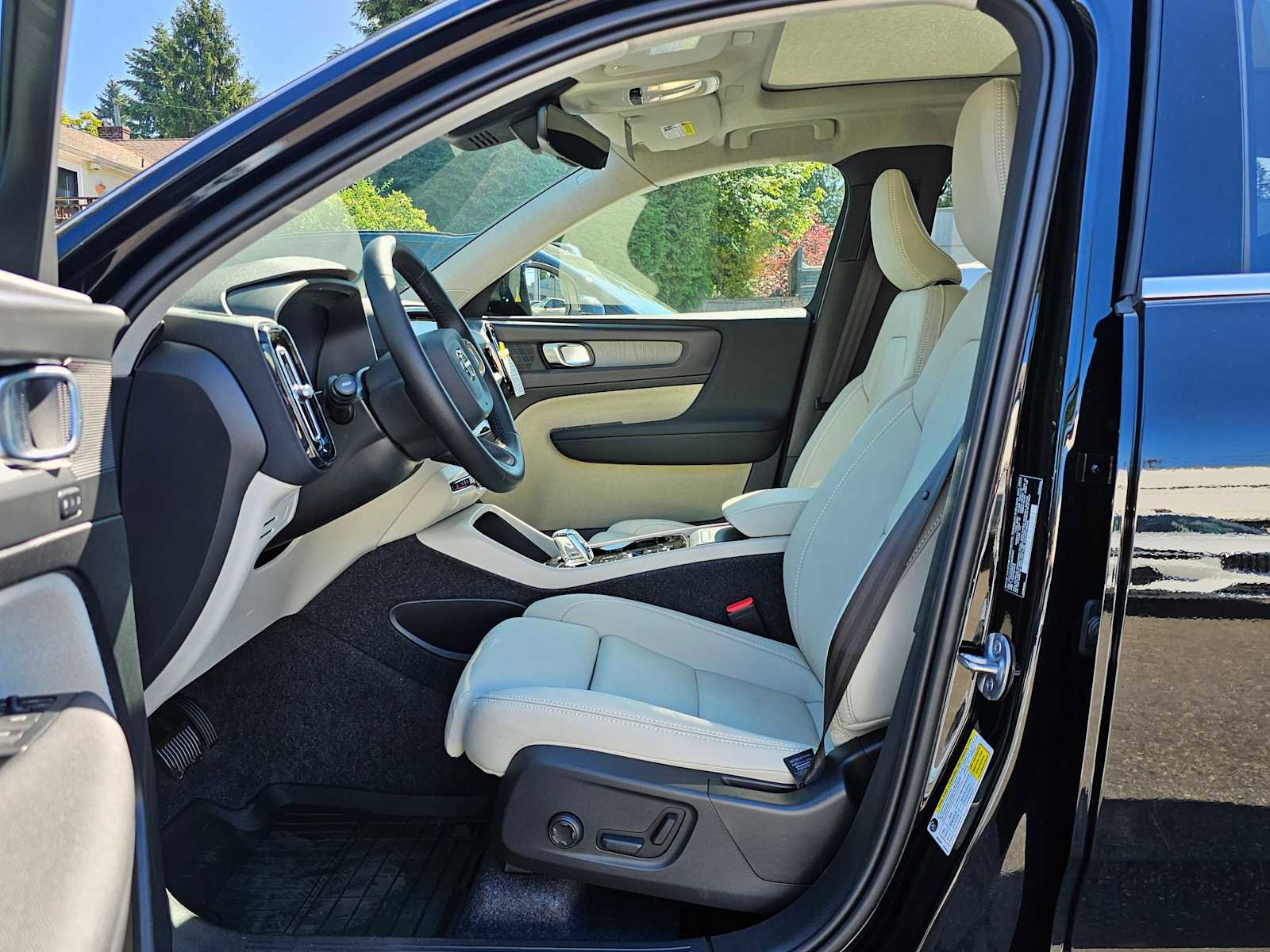 New 2025 Volvo XC40 B5 Plus w/ Protection Package Premier image 19