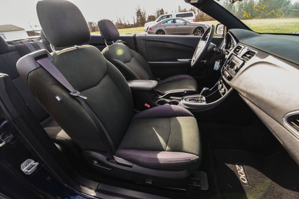 Used 2012 Chrysler 200 Touring FWD image 11