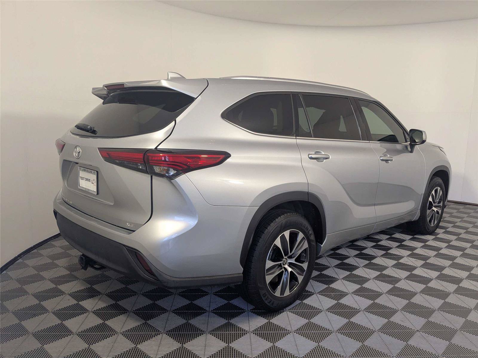 Certified 2020 Toyota Highlander XLE FWD image 6