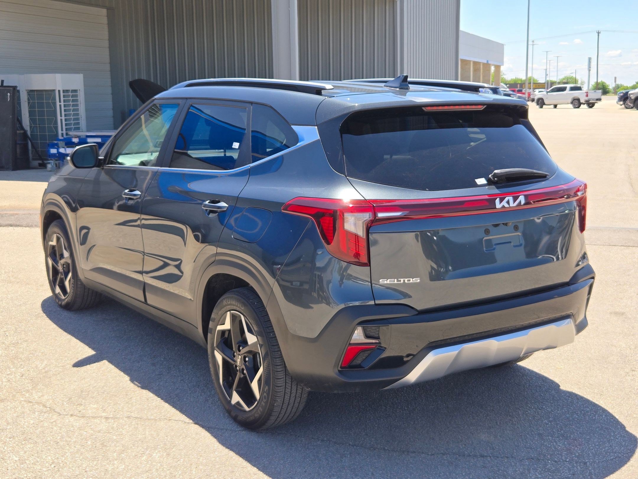 Used 2024 Kia Seltos EX FWD image 5