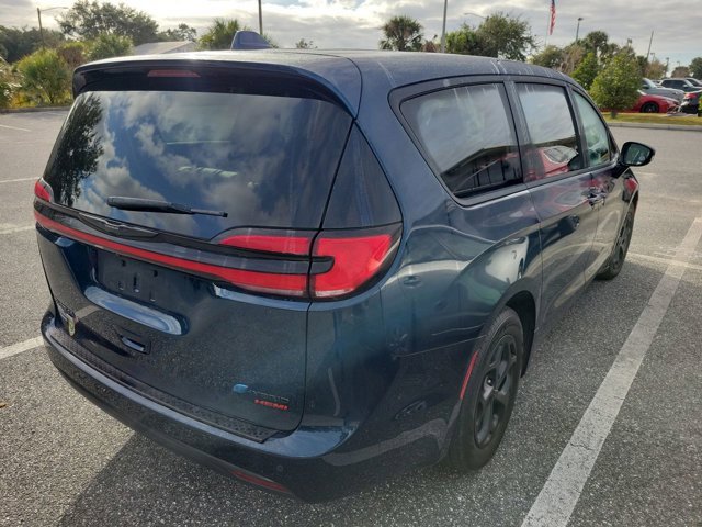 Used 2022 Chrysler Pacifica Limited w/ S Appearance Package image 4