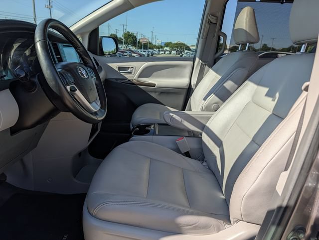 Used 2019 Toyota Sienna XLE w/ XLE Navigation Package FWD image 26