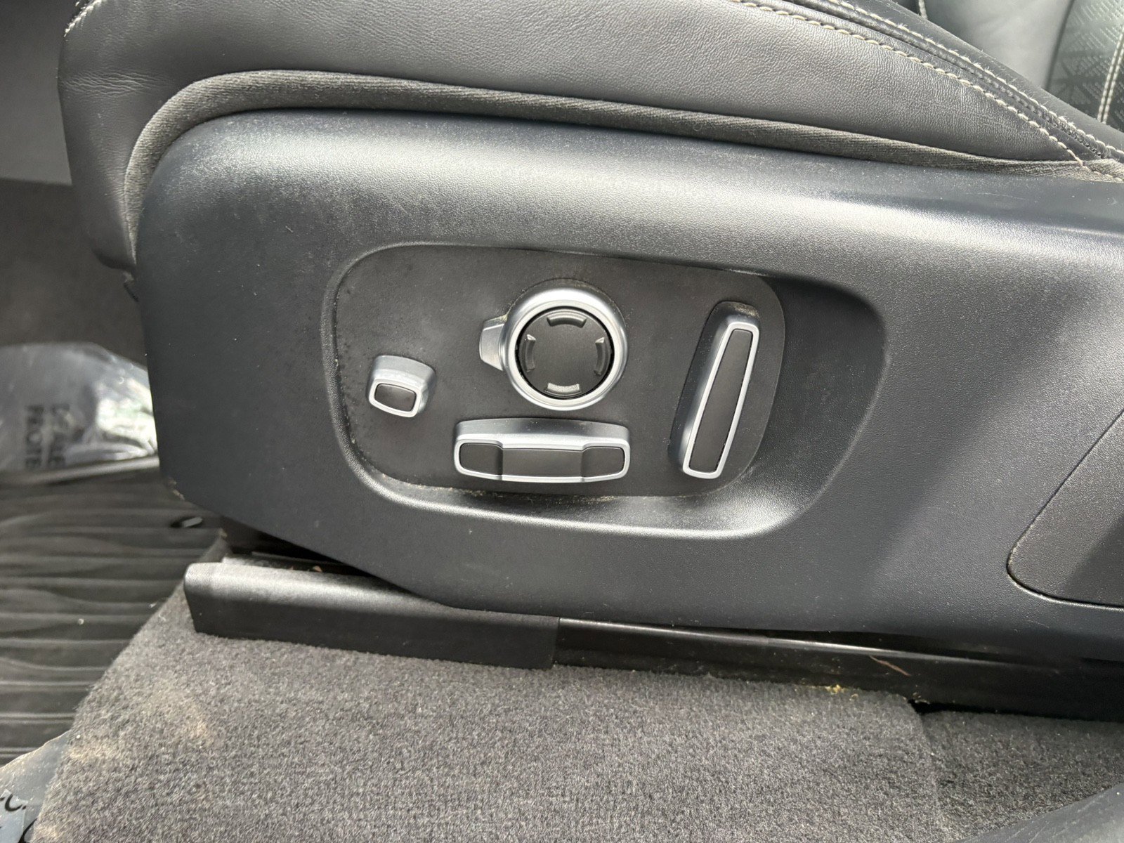 Used 2018 Land Rover Range Rover Velar R-Dynamic HSE image 14