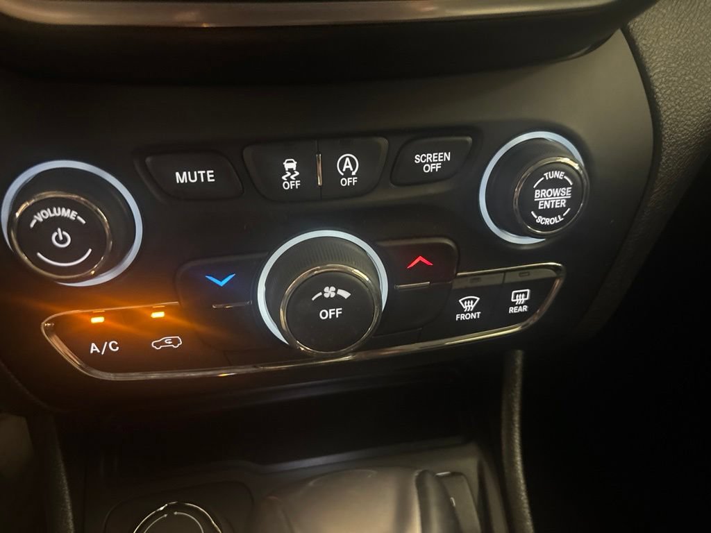 Used 2020 Jeep Cherokee Latitude Plus w/ Cold Weather Group AWD/4WD image 11