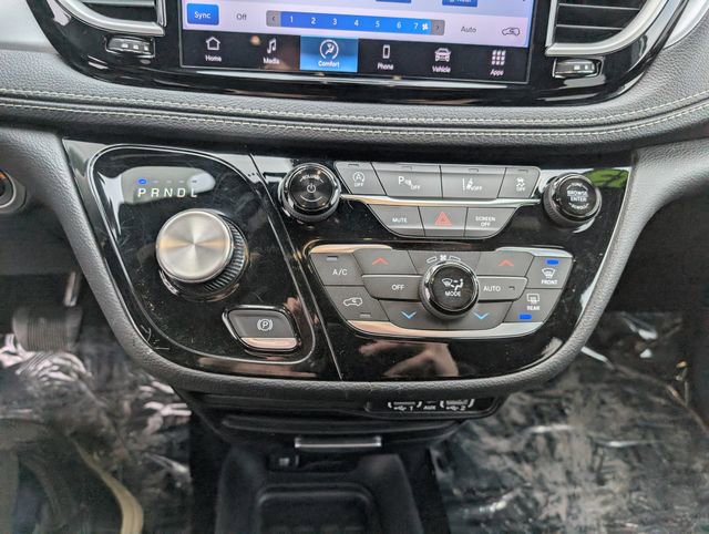 Used 2023 Chrysler Pacifica Touring image 15