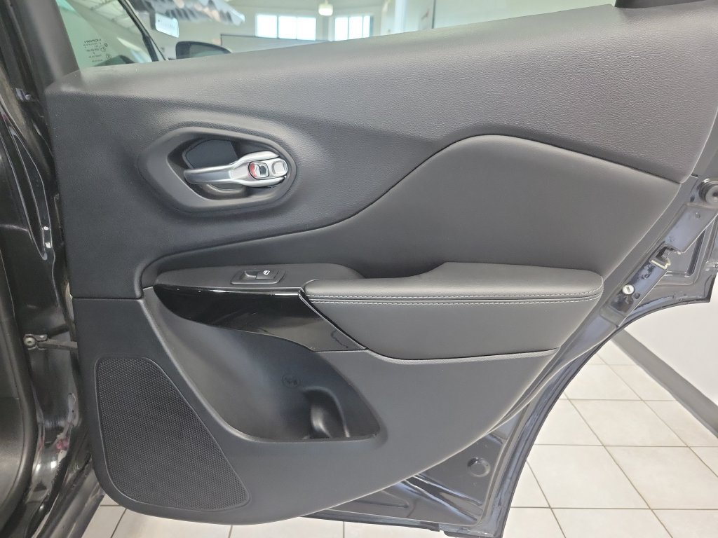 Used 2023 Jeep Cherokee Altitude Lux AWD/4WD image 19