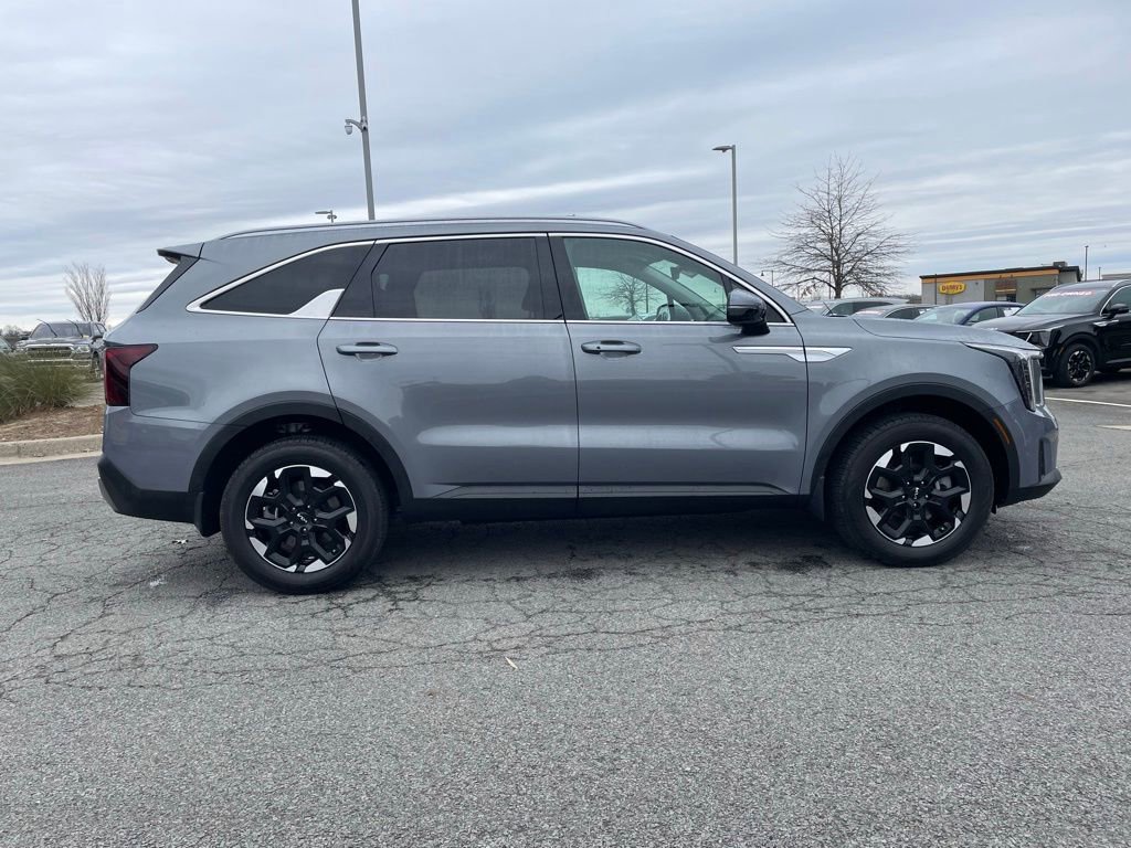 Used 2025 Kia Sorento S image 9
