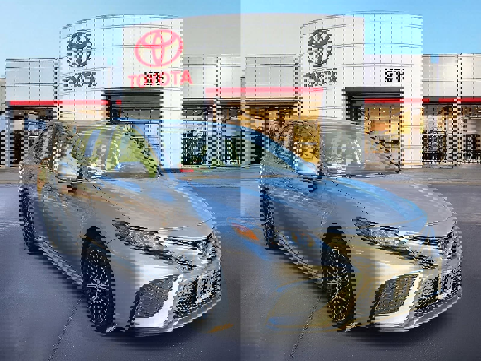 Used 2024 Toyota Camry SE image 3