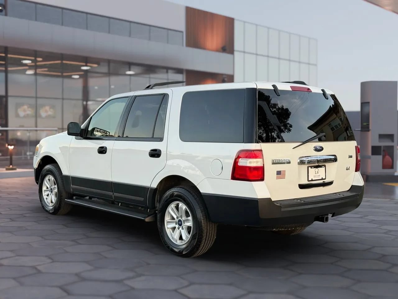 Used 2010 Ford Expedition XLT AWD/4WD image 4
