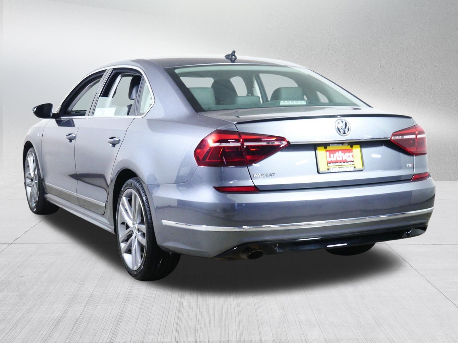 Used 2017 Volkswagen Passat 1.8T R-Line FWD image 5