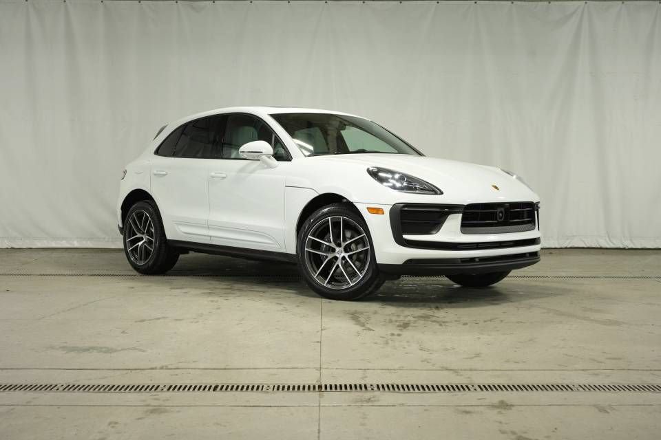 Certified 2026 Porsche Macan AWD/4WD image 9