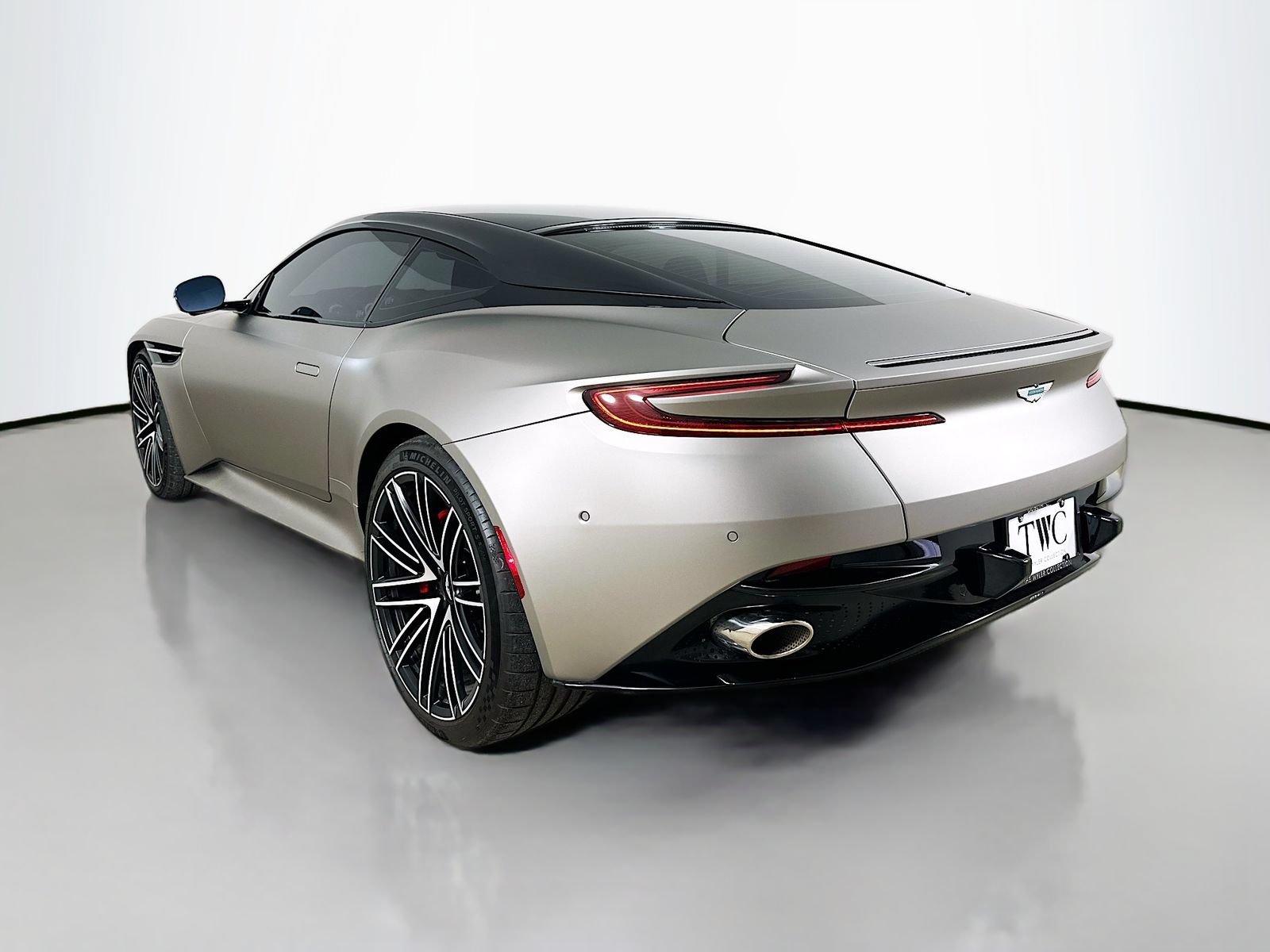 Used 2024 Aston Martin DB12 Coupe RWD image 7