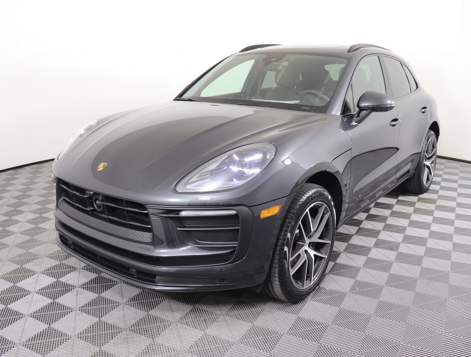 Used 2025 Porsche Macan image 11