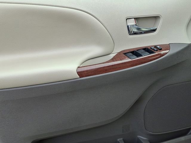 Used 2014 Toyota Sienna XLE image 16