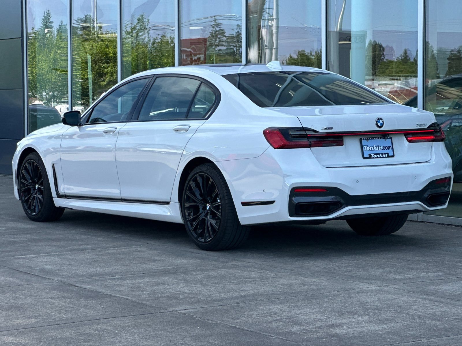 Used 2020 BMW 750i xDrive w/ M Sport Package AWD/4WD image 5