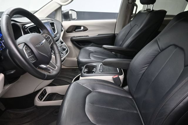 Used 2017 Chrysler Pacifica Touring-L Plus w/ Tire & Wheel Group FWD image 17