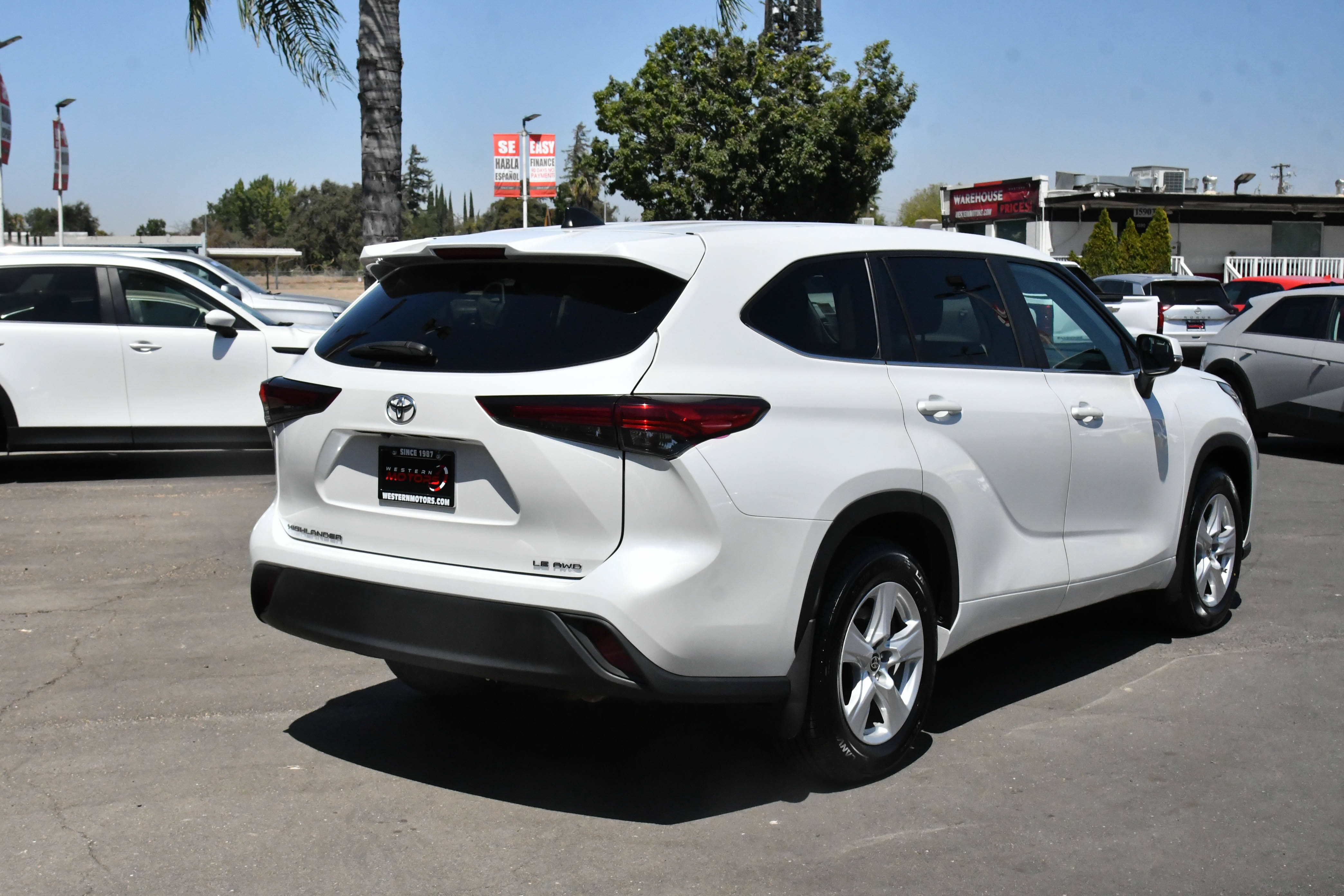 Used 2024 Toyota Highlander LE AWD/4WD image 8