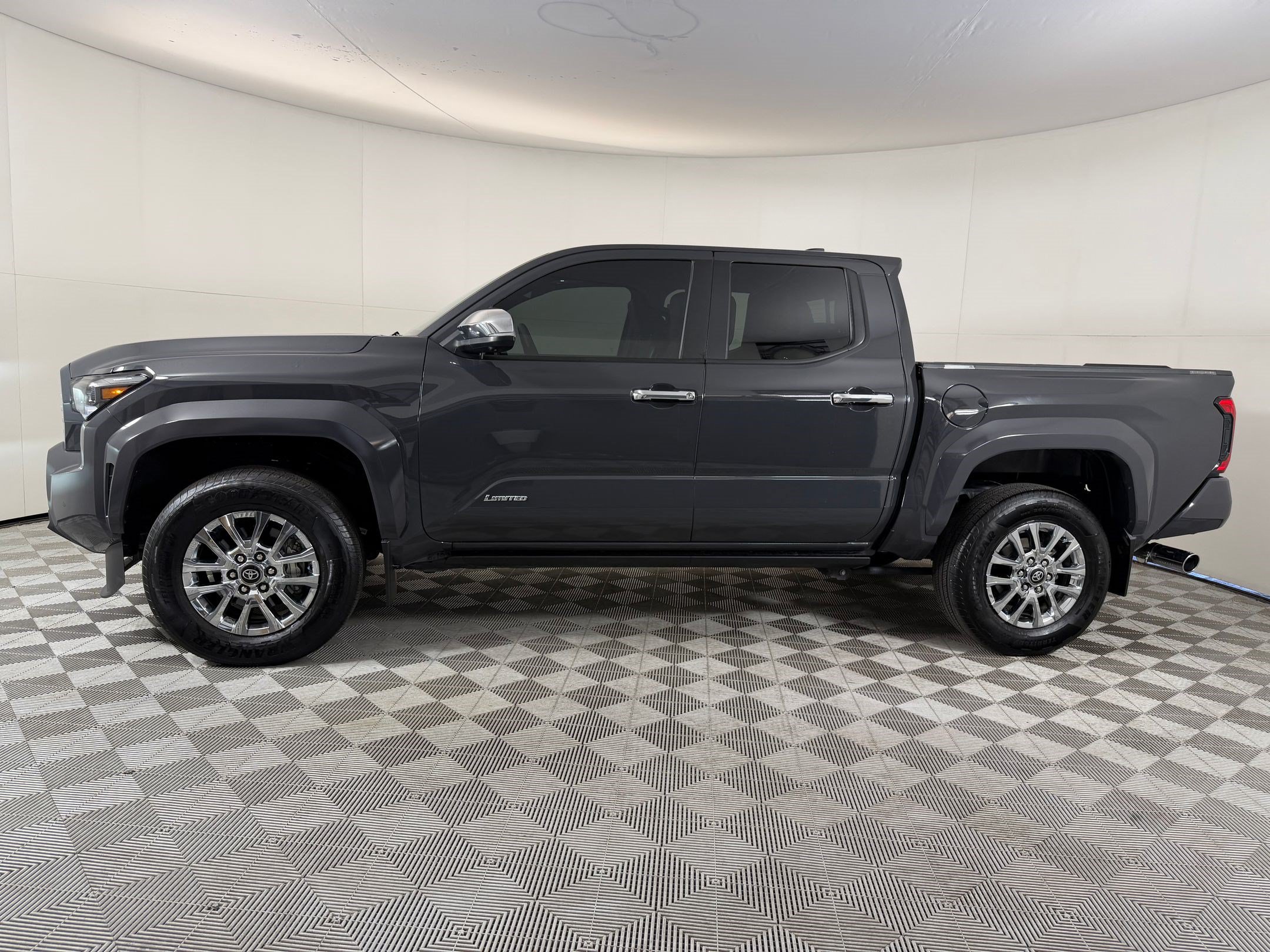Used 2025 Toyota Tacoma Limited AWD/4WD image 2