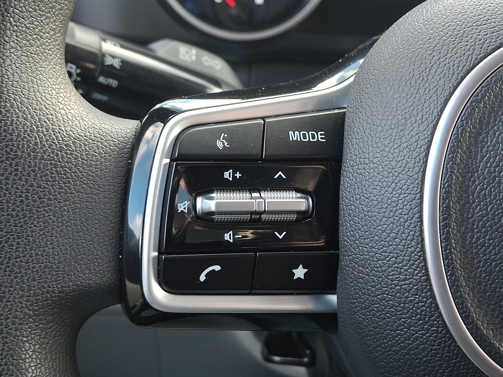 Used 2023 Kia Carnival LX image 21