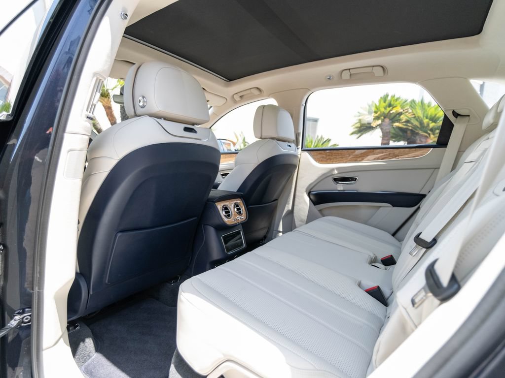 Used 2024 Bentley Bentayga AWD/4WD image 16