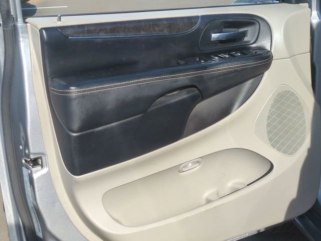 Used 2015 Chrysler Town & Country Touring w/ Driver Convenience Group image 30
