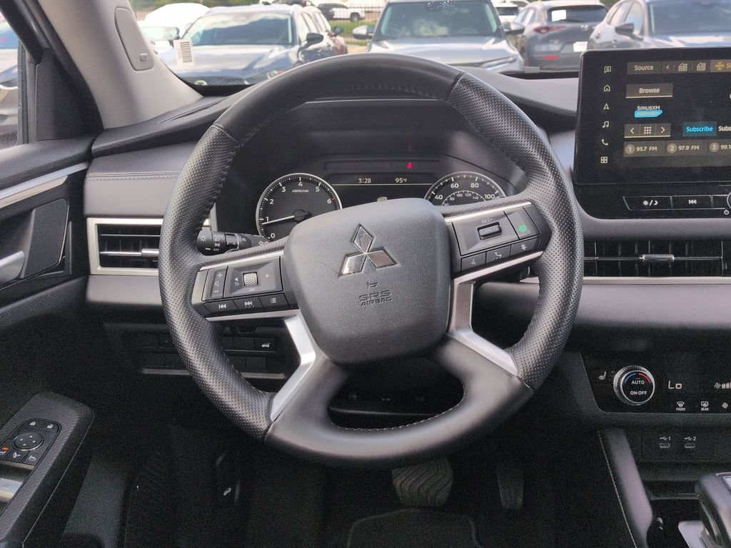 Used 2025 Mitsubishi Outlander SE FWD image 23