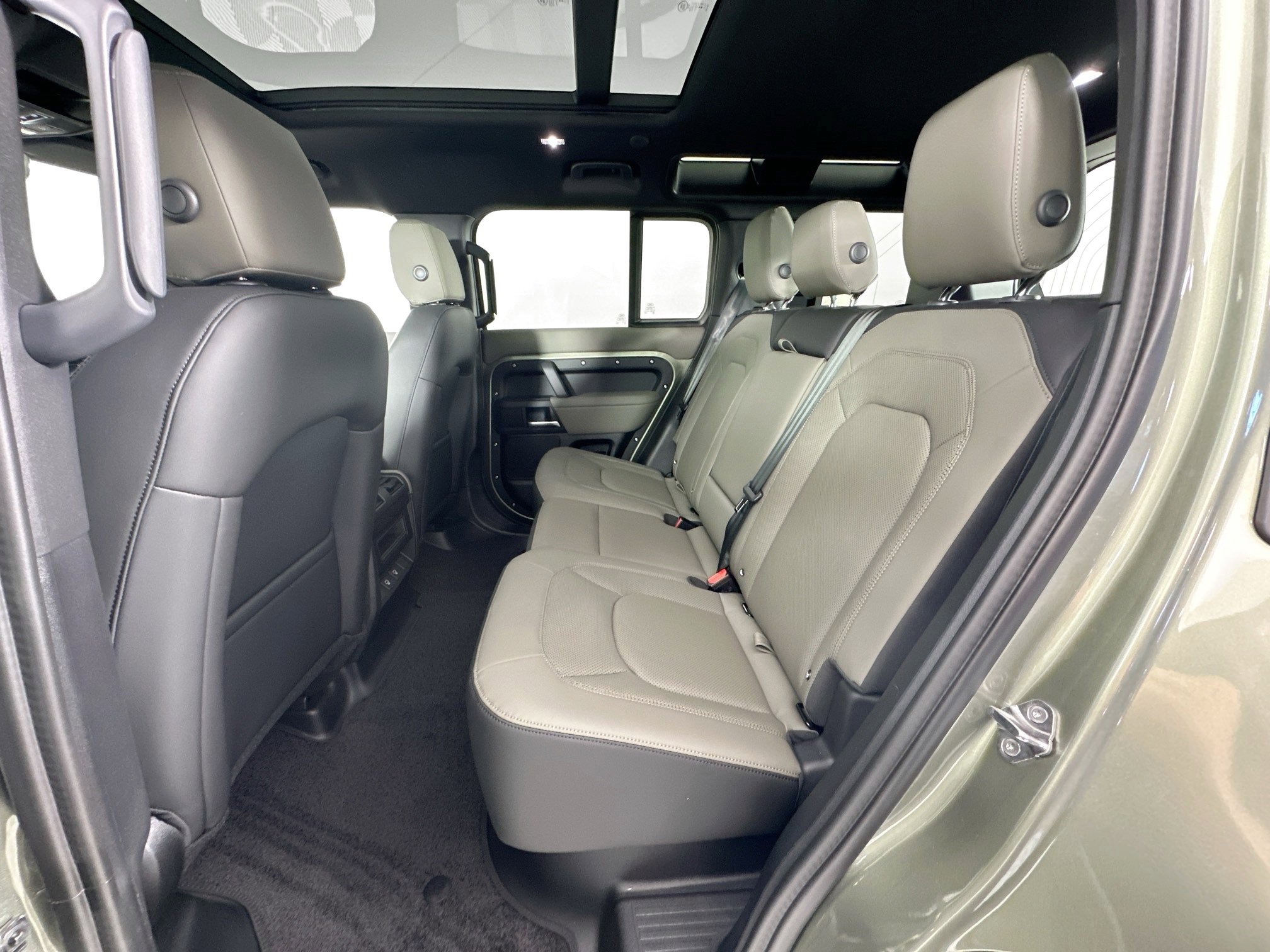 Used 2025 Land Rover Defender 110 S image 22