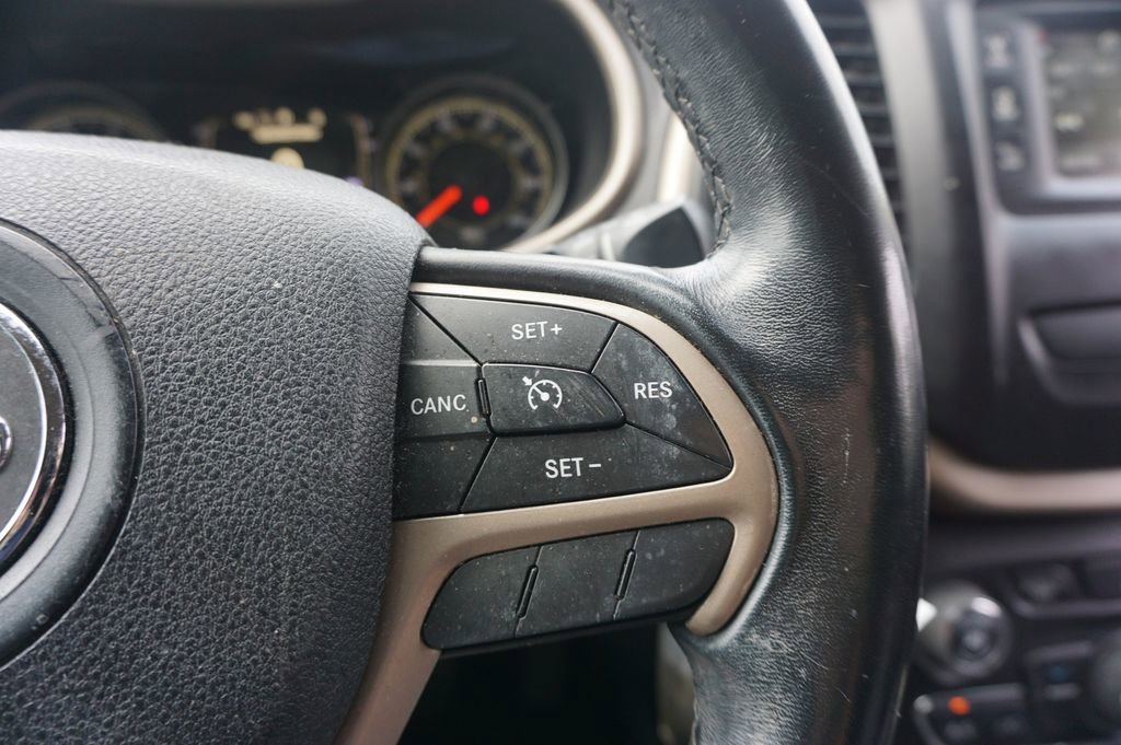 Used 2015 Jeep Cherokee Latitude AWD/4WD image 8
