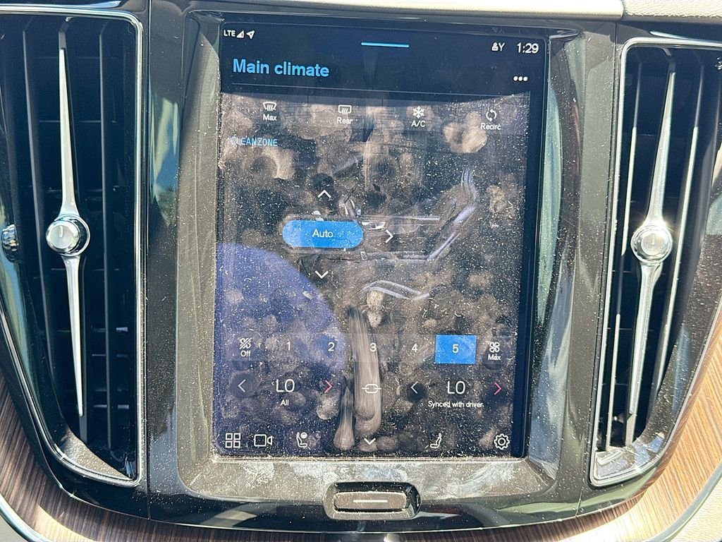 Used 2022 Volvo XC60 B5 Momentum w/ Climate Package image 16