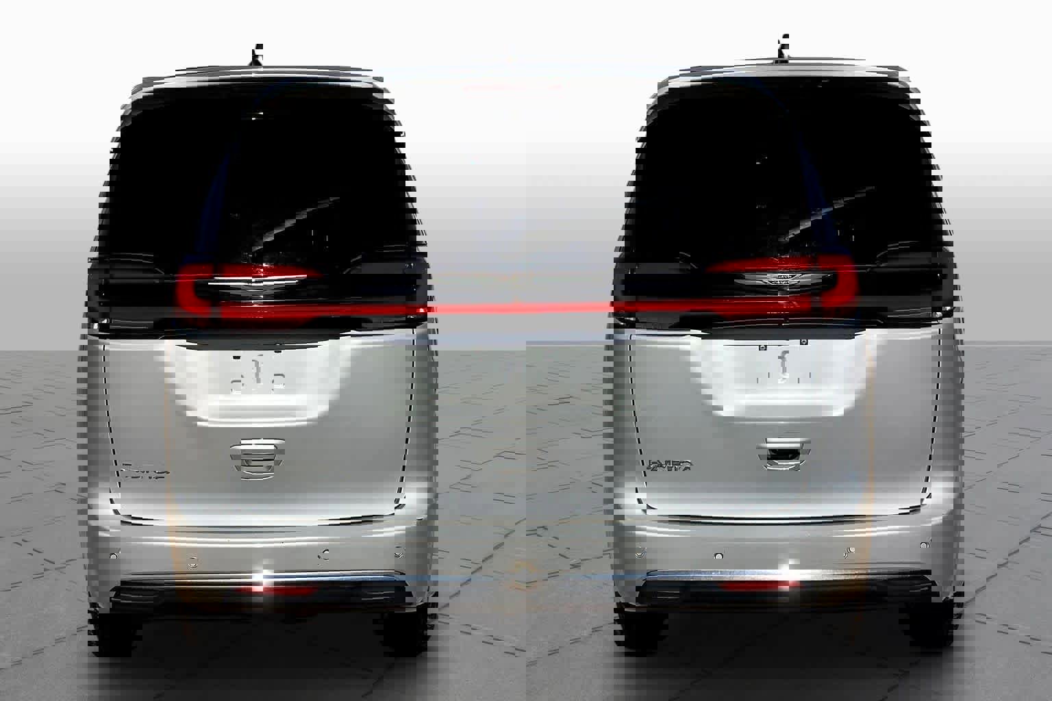 Used 2024 Chrysler Pacifica Touring-L FWD image 5