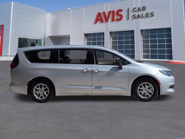 Used 2024 Chrysler Voyager LX image 5