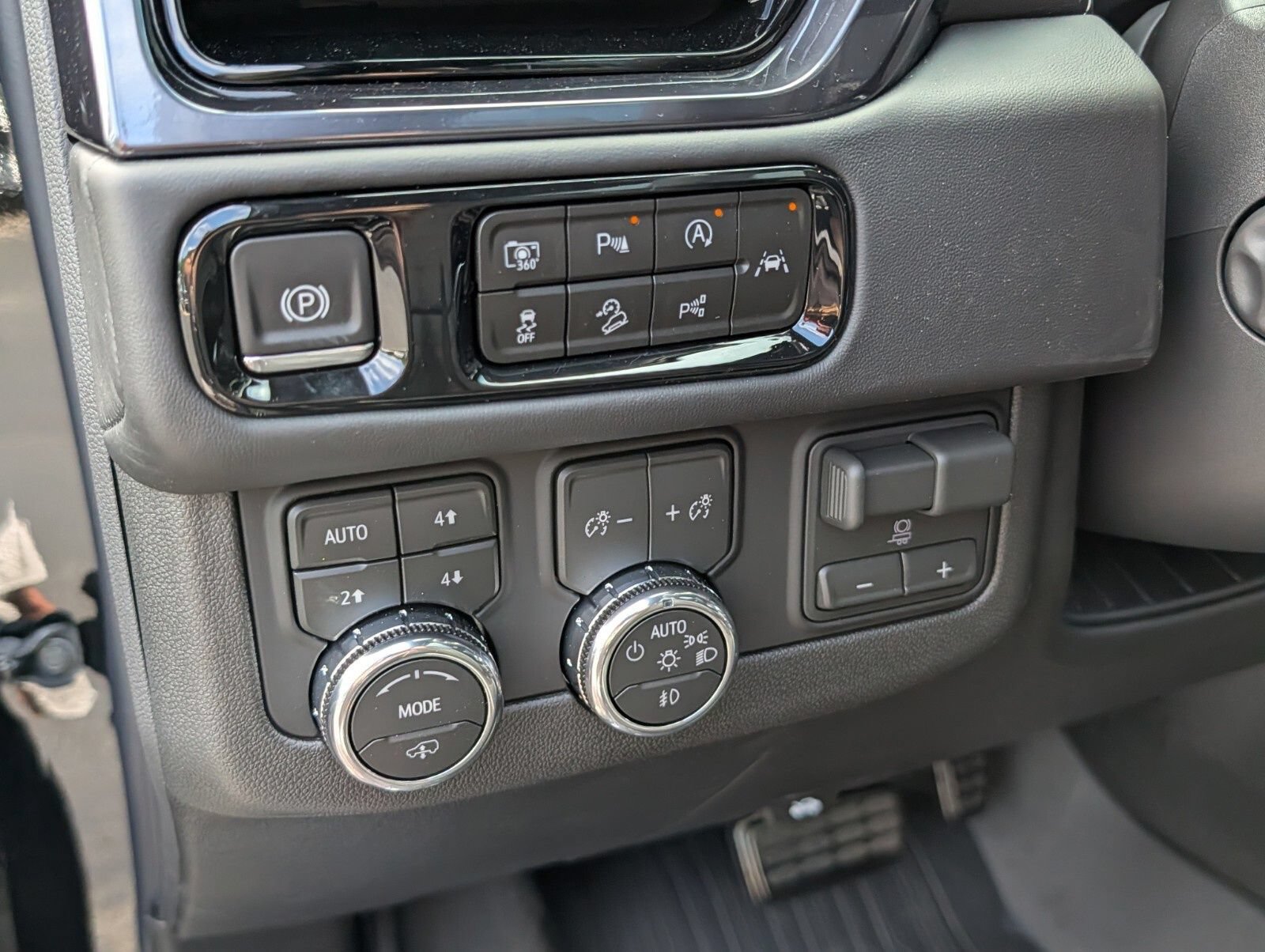 New 2026 GMC Yukon AT4 Ultimate w/ LPO, Floor Liner Package AWD/4WD image 12