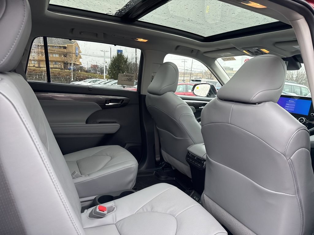 Used 2026 Toyota Highlander Platinum AWD/4WD image 9