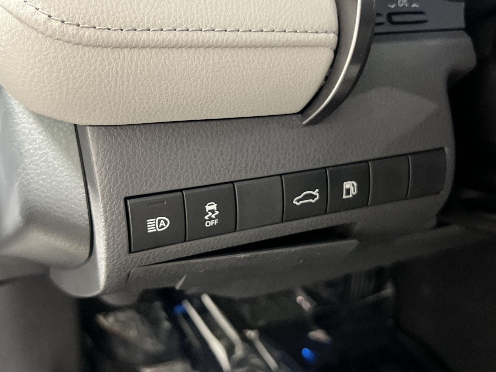 Used 2018 Toyota Camry XLE w/ Audio Package FWD image 32
