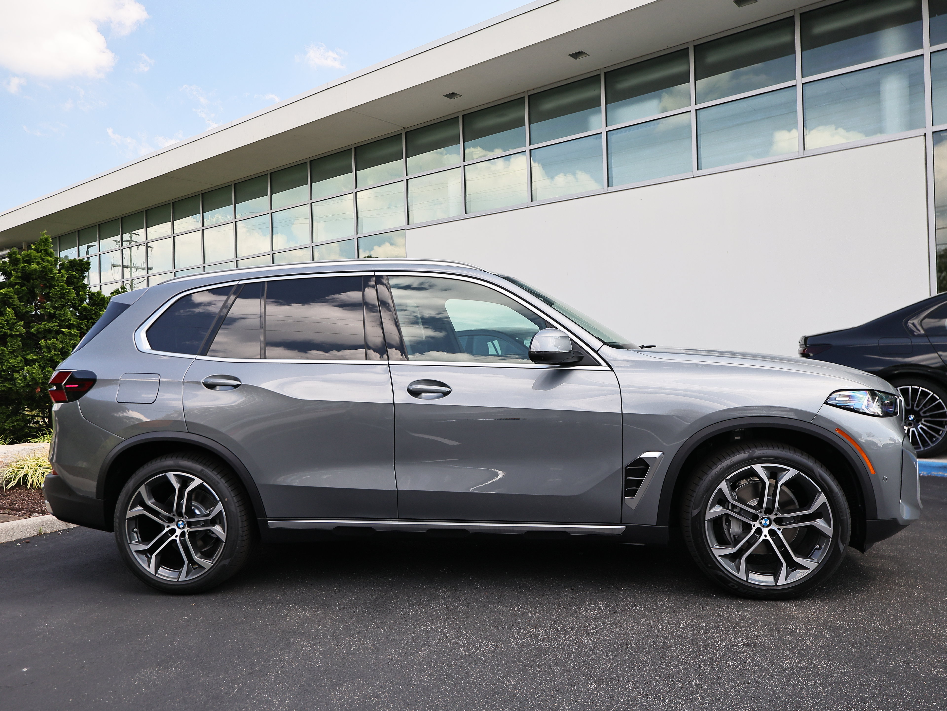 New 2026 BMW X5 xDrive40i w/ Premium Package AWD/4WD image 4