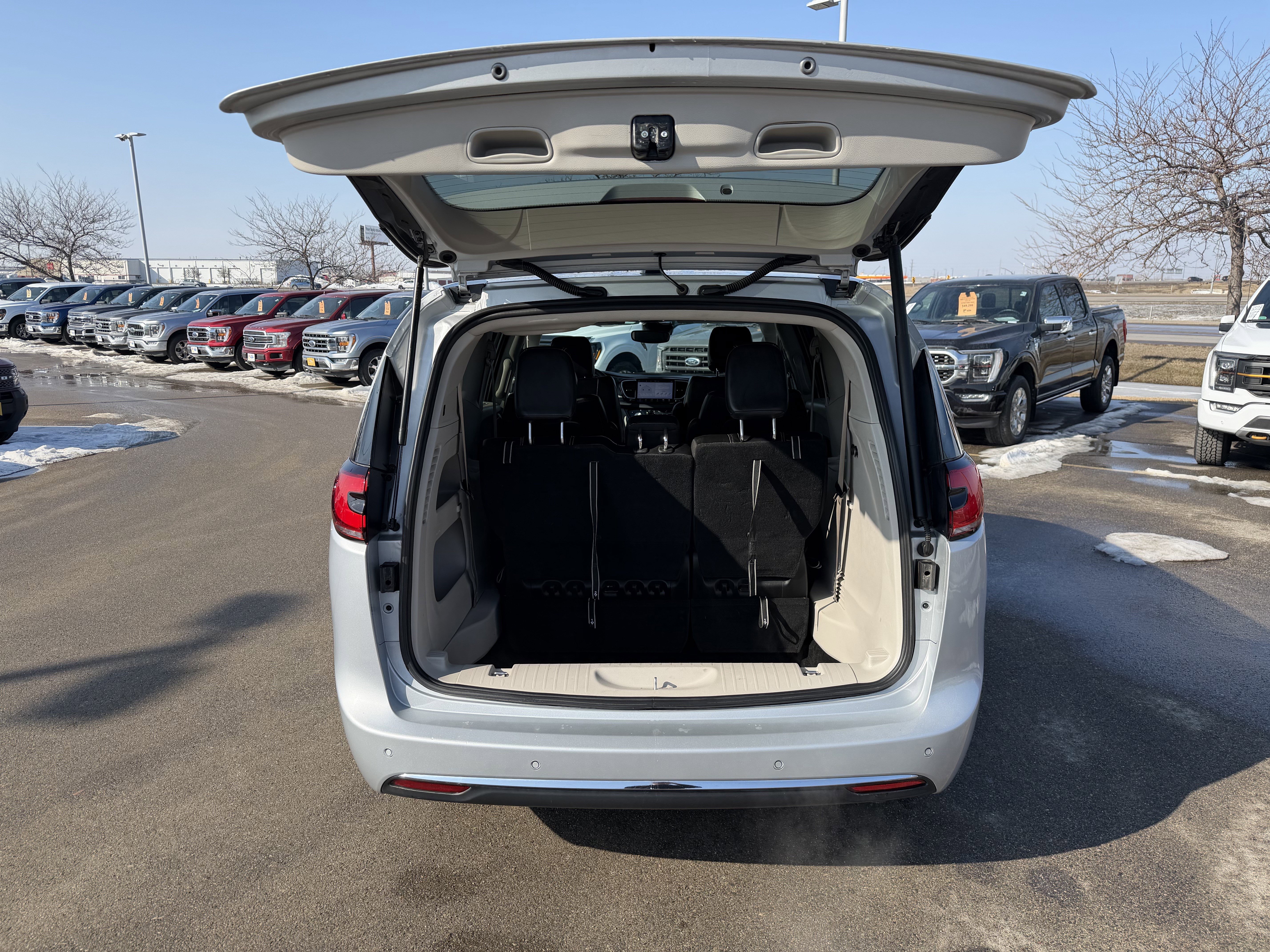 Used 2024 Chrysler Pacifica Touring-L image 22