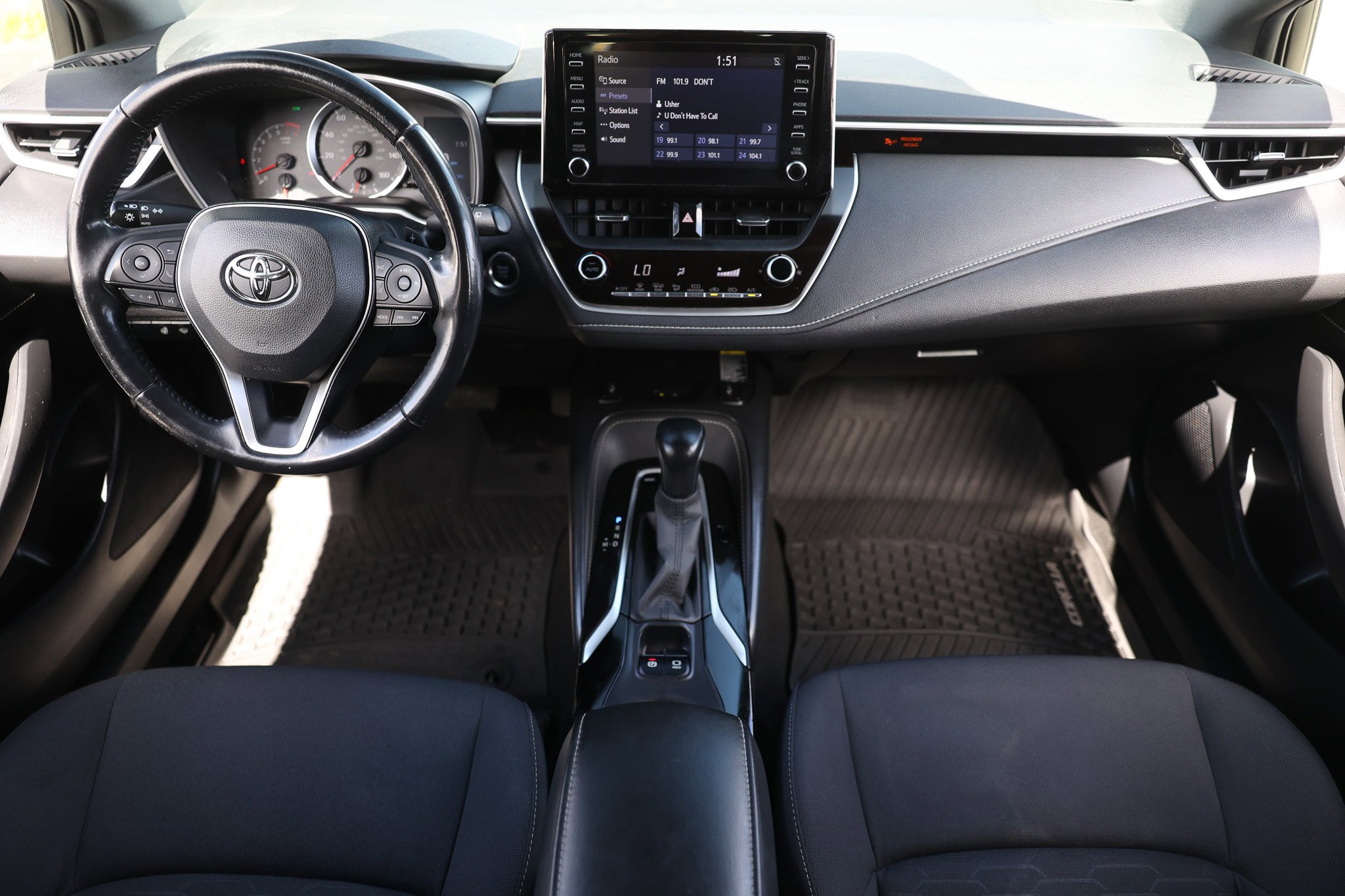 Used 2019 Toyota Corolla SE FWD image 2
