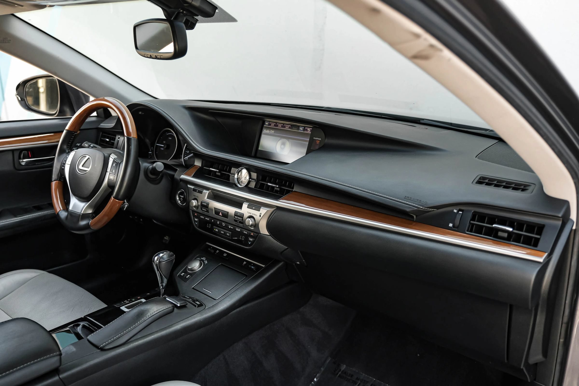 Used 2014 Lexus ES 300h w/ Luxury Package w/Bamboo Trim FWD image 12