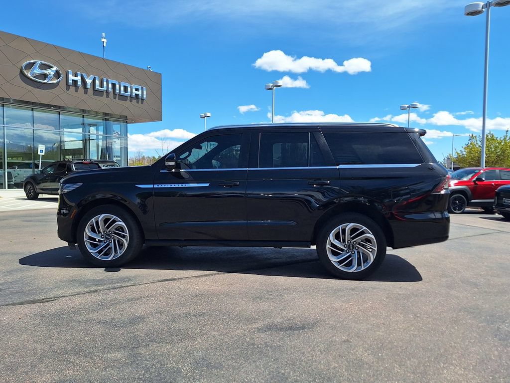 Used 2025 Lincoln Navigator Reserve AWD/4WD image 6