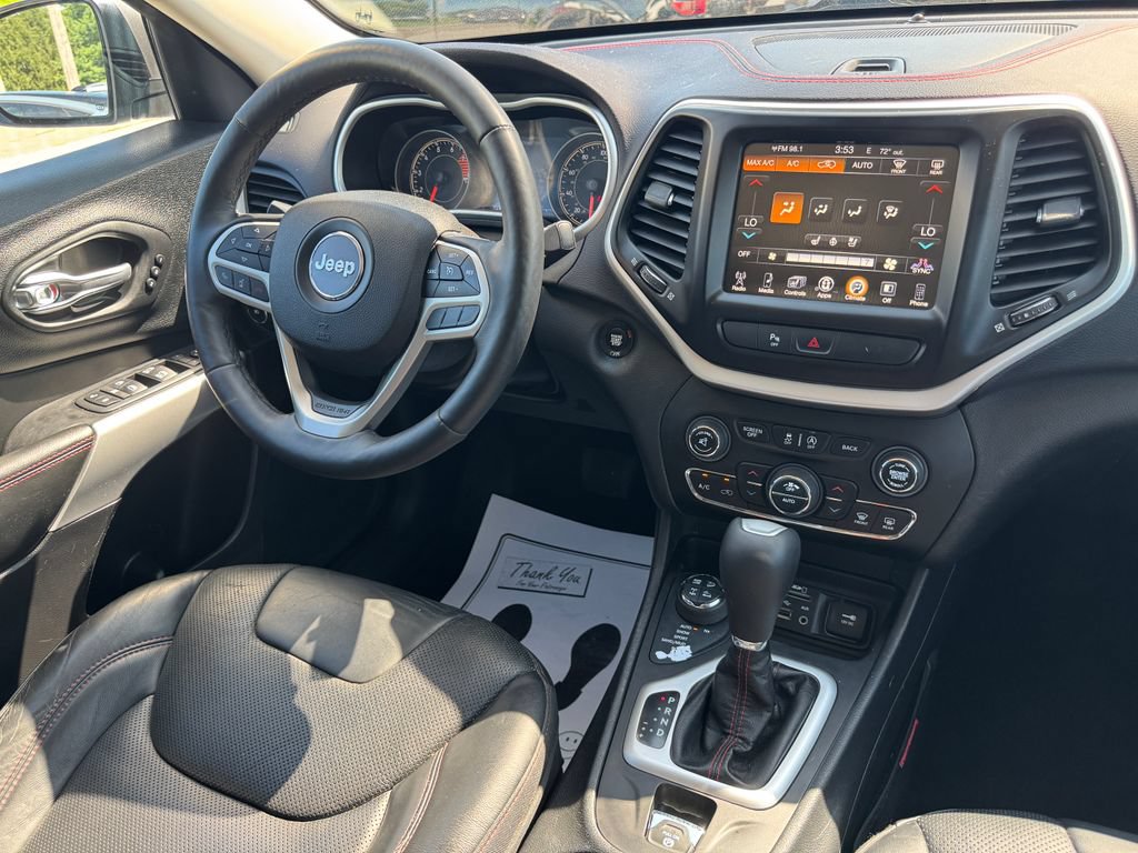 Used 2017 Jeep Cherokee Trailhawk AWD/4WD image 24
