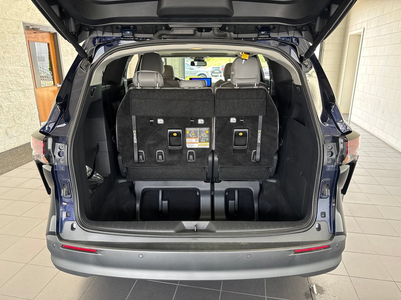 Used 2026 Toyota Sienna XLE FWD image 9