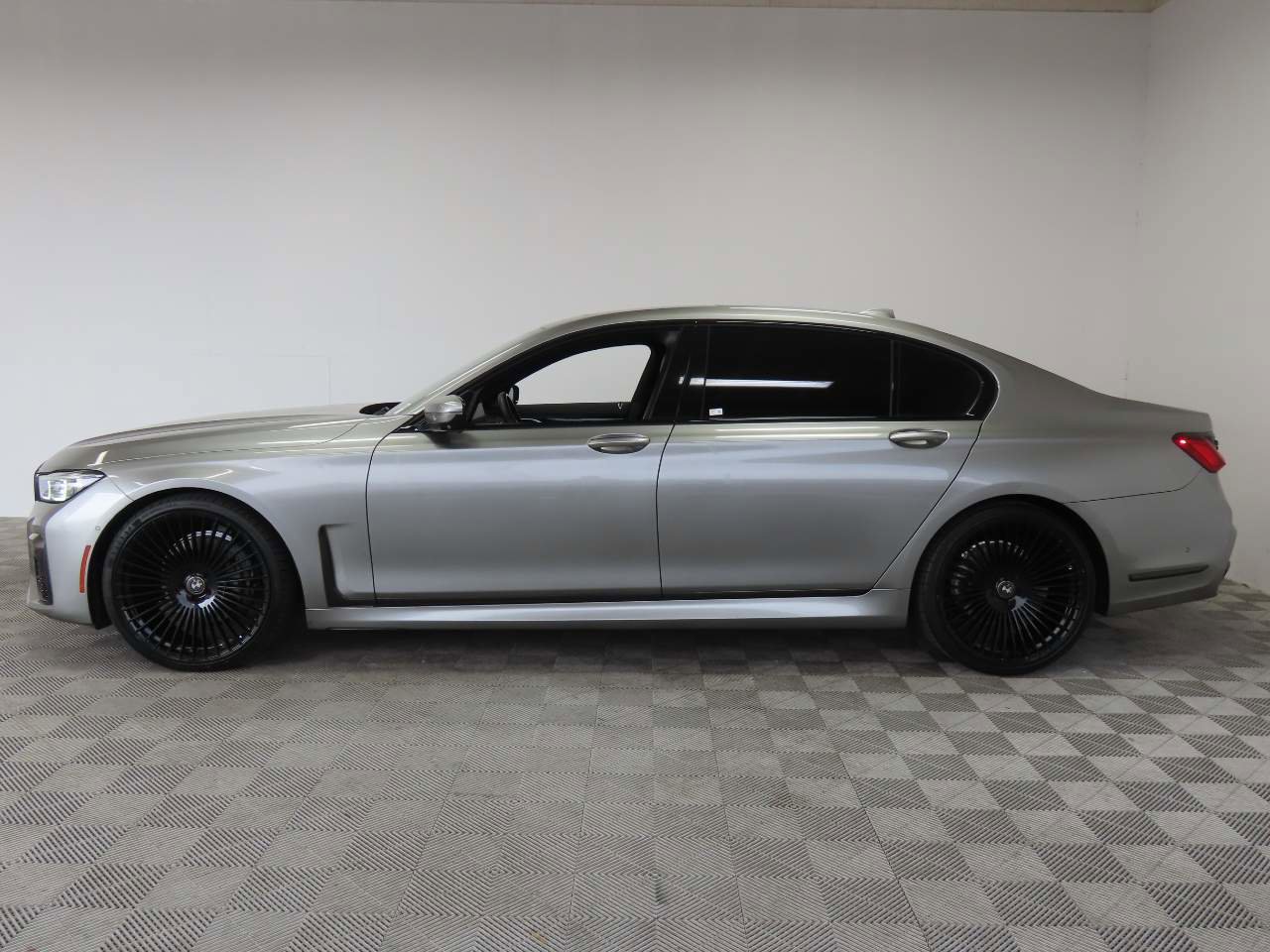 Used 2021 BMW 740i w/ M Sport Package RWD image 5